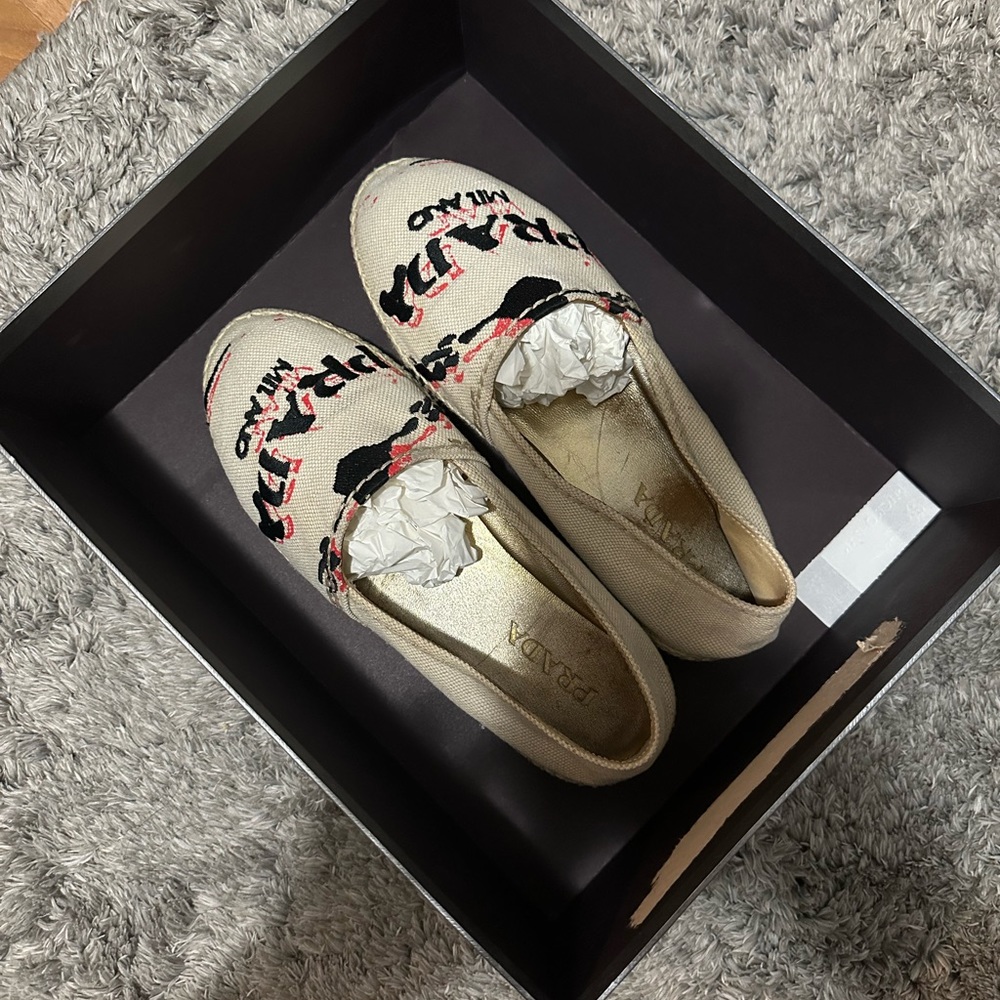 PRADA - Picture 6 of 8